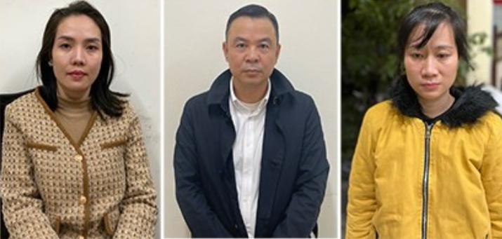 Vũ Ngọc Minh (sinh năm 1961, nguyên cán bộ Đại sứ quán Việt Nam tại Angola); Nguyễn Thị Hiền (sinh năm 1987, lao động tự do); Đào Minh Dương (sinh năm 1971, Chủ tịch HĐQT Công ty cổ phần Vijasun); Nguyễn Thế Dũng (sinh năm 1980, Giám đốc Công ty TNHH Du lịch, Thương mại Sang Trọng); Phạm Thị Kim Ngân (sinh năm 1982, cán bộ Phòng Trị sự, Tạp chí Thanh tra - Thanh tra Chính phủ) bị khởi tố ngày 4/12. (Các bị can Nguyễn Thị Hiền, Đào Minh Dương, Phạm Thị Kim Ngân (từ trái qua phải).