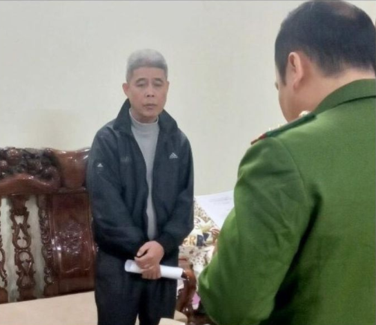  Bắt tạm giam nguyên Phó Trưởng phòng Tài chính - Kế hoạch ở Cao Bằng: Ngày 1/12, Công an tỉnh Cao Bằng đã khởi tố bị can để tạm giam đối với Tô Quang Tuyến (1967, nguyên Phó Trưởng phòng phụ trách phòng Tài chính – kế hoạch, huyện Bảo Lạc) về tội thiếu trách nhiệm gây hậu quả nghiêm trọng. Tô Quang Tuyến được xác định có liên quan đến vụ án “Lợi dụng chức vụ, quyền hạn trong khi thi hành công vụ; Thiếu trách nhiệm gây hậu quả nghiêm trọng; mua bán trái phép hóa đơn, chứng từ thu nộp ngân sách nhà nước” xảy ra tại Ban Quản lý dự án đầu tư và xây dựng huyện Bảo Lạc, tỉnh Cao Bằng và các đơn vị liên quan.