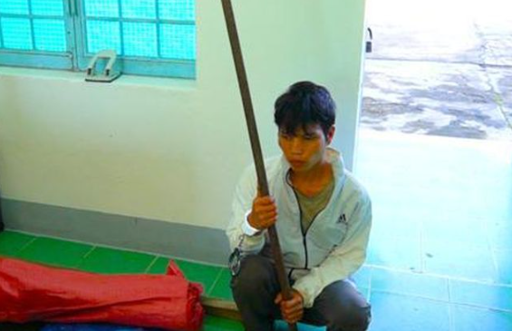  Nghịch tử đánh chết cha ruột sau khi ăn nhậu: Sau khi đã uống rượu, A Thuốc (SN 1999, ngụ xã Đăk Pne, huyện Kon Rẫy, tỉnh Kon Tum) ra rẫy canh tác của gia đình để tìm cha mình là ông A Pơi (SN 1982). Tại đây, 2 cha con ông A Pơi xảy ra mâu thuẫn. A Thuốc cầm cây sắt dài 1,2m đuổi đánh ông A Pơi. Sau đó, tiếp tục dùng một cây gỗ đánh nhiều lần vào vùng lưng cha làm cho ông này ngã úp mặt xuống đất dẫn đến tử vong. Sau đó, A Thuốc bỏ đi tiếp tục uống rượu. Ngày 2/12, Công an tỉnh Kon Tum đã khởi tố bị can và bắt tạm giam A Thuốc để điều tra về hành vi 'Giết người'.