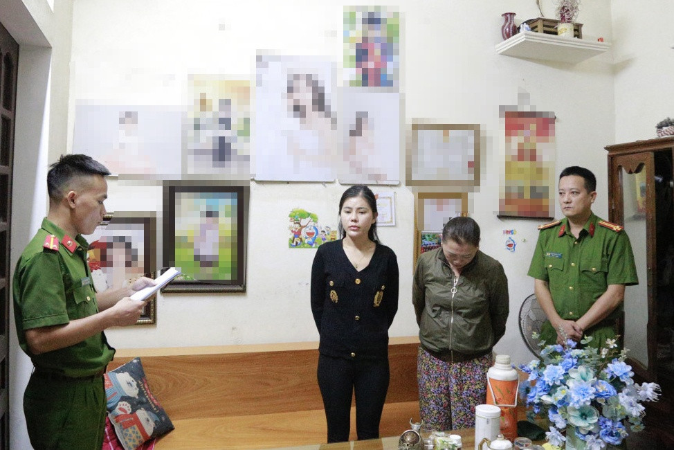  Phá đường dây lô đề với giao dịch hơn 600 triệu đồng/ngày: Ngày 2/12, Công an tỉnh Hà Tĩnh cho biết vừa phối hợp với Công an thành phố Hà Tĩnh, Công an huyện Thạch Hà triệt phá đường dây lô đề, với số tiền giao dịch mỗi ngày lên đến hơn 600 triệu đồng. Lực lượng Công an đồng loạt tiến hành khám xét khẩn cấp tại 12 điểm trên địa bàn huyện Thạch Hà và thành phố Hà Tĩnh, bắt giữ 15 đối tượng, thu giữ 20 điện thoại các loại, 2 xe ô tô cùng một số tang vật liên quan. 