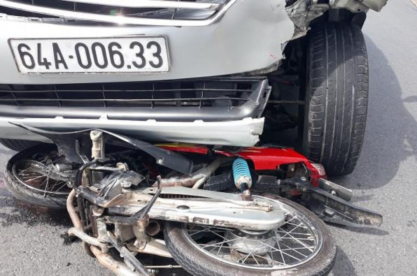  Ô tô kéo lê xe máy trên quốc lộ, 1 người tử vong: Trưa 2/12 trên quốc lộ 53, đoạn qua xã Long Phước (huyện Long Hồ, tỉnh Vĩnh Long) Huỳnh Ngọc Van (SN 1990, ngụ TP Vũng Tàu) điều khiển ô tô biển số: 64A – 006.33 đã xảy ra va chạm với xe máy biển số: 64D1 – 056.61 do nam thanh niên (chưa rõ danh tính) điều khiển lưu thông từ hướng ngược lại. Sau cú va chạm, ô tô cuốn xe máy vào gầm và kéo lê một đoạn dài trên quốc lộ 53. Hậu quả, nam thanh niên đi xe máy tử vong tại chỗ, phần đầu ô tô và xe máy bị biến dạng. 