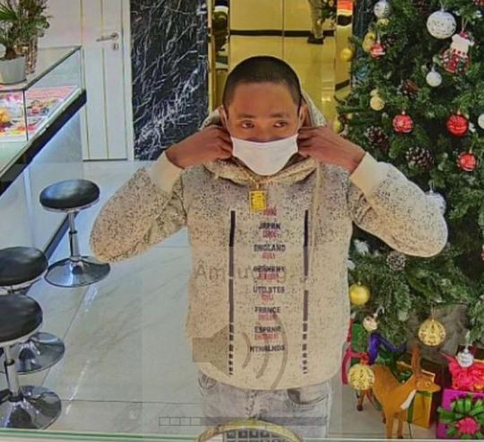  Truy tìm nam thanh niên táo tợn cướp tiệm vàng: Ngày 8/12, Công an tỉnh Bắc Giang cho biếtđang phối hợp với lực lượng chức năng truy tìm một nghi phạm cướp tiệm vàng tại huyện Yên Dũng. Trước đó, tối 7/12, tại tiệm vàng Quang Hương (xã Tiền Phong, huyện Yên Dũng), một nam thanh niên lạ mặt, khoảng 30 tuổi, đeo khẩu trang, mặc áo khoác màu trắng, quần bò xanh vào tiệm giả mua vàng. Sau đó, người này đã cướp đi 1 dây chuyền vàng và 1 mặt dây chuyền vàng rồi nhanh chóng lên xe máy (không rõ biển số) tẩu thoát. 