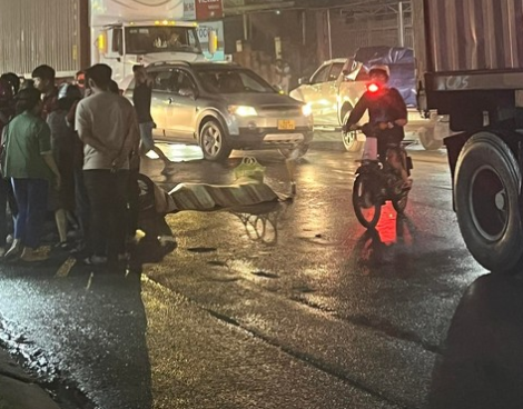  Va chạm với xe container, nữ sinh lớp 12 tử vong: Tối 7/12, xe container 60R-0177.88 lưu thông tới ngã ba Tua Một (thuộc ấp 1, xã Đức Hòa Đông, huyện Đức Hòa, tỉnh Long An) thì xảy ra va chạm với xe máy chạy cùng chiều do một nữ sinh học lớp 12 điều khiển. Theo người dân chứng kiến, trước khi va chạm xe container, nữ sinh lớp 12 đã va chạm với một xe máy chạy cùng chiều. Cú va chạm khiến nạn nhân cùng xe máy ngã xuống đường, bị xe container tông trúng dẫn đến tử vong. 