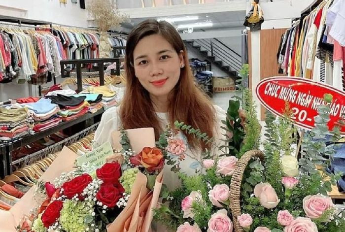  Cô giáo tiểu học lên mạng tìm người chuyển nhầm gần 2 tỷ đồng vào tài khoản: Chị Vũ Thị Thu Huyền (SN 1984, giáo viên Trường tiểu học Hiệp Thành, phường Hiệp Thành, TP Thủ Dầu Một, tỉnh Bình Dương) bán hàng tại cửa hàng quần áo của gia đình ở đường Phú Lợi (thuộc phường Phú Lợi) thì có người phụ nữ vào mua đồ. Sau khi mua quần áo với số tiền 1,9 triệu đồng, người phụ nữ này thanh toán bằng chuyển khoản cho chị Huyền. Tuy nhiên, thay vì chuyển 1,9 triệu thì người này chuyển 1,9 tỷ đồng. Sau khi phát hiện vụ việc, chị Huyền lên facebook đăng tin nhờ tìm người phụ nữ trên để trả lại tiền. 