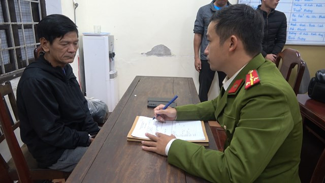  Bắt giữ nghi phạm nhiều lần đột nhập nhà ven sông để trộm: Từ tháng 11/2022 đến ngày bị bắt ồ Văn Châu (50 tuổi, trú TP Huế, Thừa Thiên - Huế) đã thực hiện 6 trộm tài sản của các hộ dân ven sông, chiếm đoạt nhiều tài sản giá trị như tiền, vàng, TV, điện thoại, lư đồng, gà, vịt và chim cảnh... Lấy được tài sản, Châu nhiều lần mang đến cho Hồ Văn Toán (27 tuổi, ở phường Thuận Lộc, TP Huế) để phối hợp tiêu thụ. Ngày 8/12, Công an TP Huế cho biết vừa bắt giữ các đối tượng để điều tra về hành vi trộm cắp tài sản. 