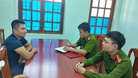  9X kề dao vào cổ hàng xóm bắt sang nhà để hành hung: Do mâu thuẫn trong việc chia tiền đền bù, Nguyễn Văn Nam (SN 1995; trú huyện Bố Trạch, Quảng Bình) đã dùng rựa đến nhà ông Nguyễn Văn Hướng (SN 1970) là người cùng thôn và uy hiếp, 'bắt cóc' ông Hướng về nhà mình để hành hung… Ngày 1/12, Công an huyện Bố Trạch cho biết đã khởi tố bị can và bắt tạm giam đối với đối tượng Nguyễn Văn Nam về tội “bắt, giữ người trái pháp luật”. 