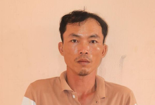  Cứa cổ vợ 'hờ' sau tiệc sinh nhật: Chị Lê Thị D. (SN 1984, ngụ huyện Tân Biên, Tây Ninh) tổ chức sinh nhật cho Lê Thanh Tâm (SN 1986, ngụ huyện Châu Thành) tại nhà của chị D. Chị D. và Tâm chung sống với nhau như vợ chồng. Sau tiệc sinh nhật, Tâm và chị D. vào phòng ngủ. Lúc này, cả hai nói chuyện với nhau thì xảy ra mâu thuẫn dẫn đến cãi vã. Tâm xuống nhà bếp lấy 1 con dao cứa cổ nạn nhân. Ngày 1/12, Công an Tây Ninh cho biết đang tạm giữ Tâm để điều tra, làm rõ.