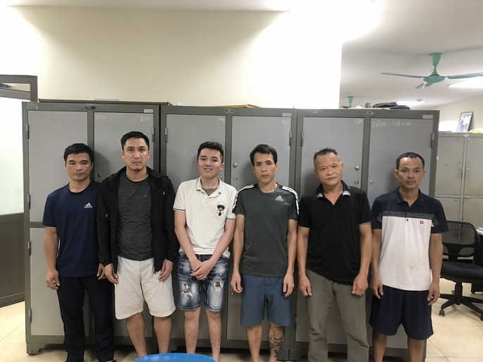  Triệt phá ổ nhóm cá độ bóng đá qua mạng với số tiền giao dịch trên 50 tỷ đồng: Ngày 1/12, Công an quận Hà Đông, Hà Nội cho biết đã ra quyết định tạm giữ hình sự 8 đối tượng về hành vi tổ chức đánh bạc và đánh bạc. Bước đầu xác định đường dây tổ chức đánh bạc và đánh bạc dưới hình thức cá độ bóng đá qua trang web bong88.com. Qua khai thác cơ sở dữ liệu, bước đầu xác định số tiền các đối tượng giao dịch cá cược là trên 50 tỷ đồng. 