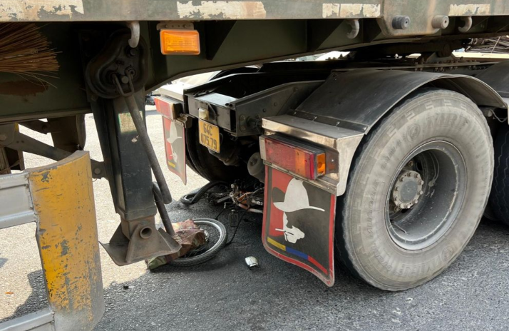  Nam sinh lớp 11 thiệt mạng sau cú va chạm xe container: Khoảng 13h ngày 1/12, xe đầu kéo container mang biển kiểm soát 64C-075.79 đến giao lộ Đinh Bộ Lĩnh, phường 9, TP Mỹ Tho (Tiền Giang), phương tiện này va chạm với xe đạp điện do nam sinh học lớp 11 cầm lái. Cú va chạm khiến xe đạp điện cùng nam sinh bị cuốn vào gầm. Nạn nhân bị thương nặng được người dân đưa đi bệnh viện cấp cứu nhưng không qua khỏi. Tại hiện trường, xe đạp điện gãy đôi, kẹt dưới gầm xe đầu kéo.