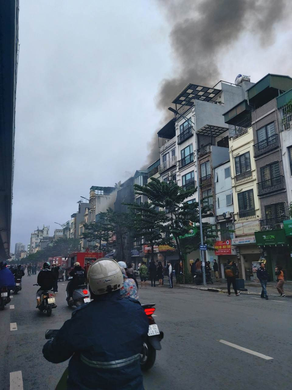 Đến 7h30 phút cùng ngày đám cháy được khống chế. Các lực lượng tiếp tục phun nước làm mát, chống sụp đổ cấu kiện.