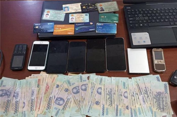  Bắt 17 người trong đường dây cá độ bóng đá gần 600 tỷ đồng: Ngày 5/12, Công an tỉnh Đắk Nông vừa triệt phá đường dây đánh bạc bằng hình thức cá độ bóng đá trên Internet xảy ra trên địa bàn. Nhà chức trách đã bắt giữ 17 người liên quan để điều tra. Kết quả điều tra ban đầu cho thấy số người tham gia đánh bạc trong đường dây này ở nhiều tỉnh, thành phố trên cả nước. Tổng số tiền giao dịch là gần 600 tỷ đồng. Quá trình tố tụng, Phòng Cảnh sát hình sự Công an Đắk Nông cùng các lực lượng chức năng đã thu giữ, phong tỏa nhiều tài khoản ngân hàng, điện thoại, máy tính, ô tô... 