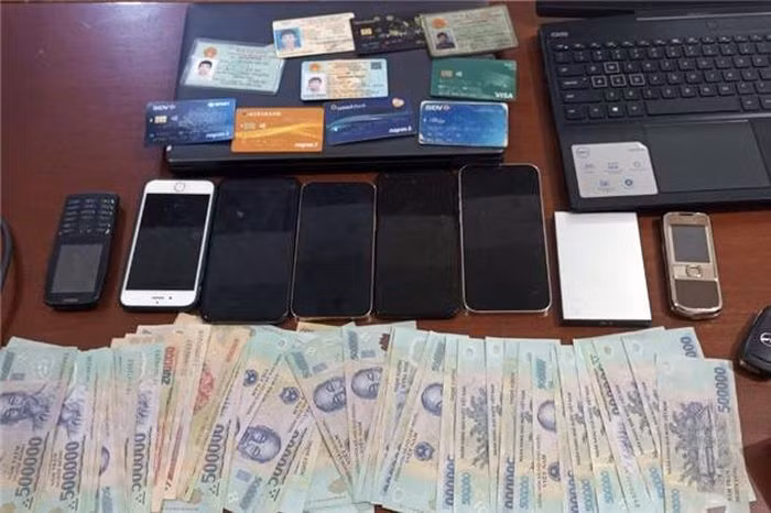  Bắt 17 người trong đường dây cá độ bóng đá gần 600 tỷ đồng: Ngày 5/12, Công an tỉnh Đắk Nông vừa triệt phá đường dây đánh bạc bằng hình thức cá độ bóng đá trên Internet xảy ra trên địa bàn. Nhà chức trách đã bắt giữ 17 người liên quan để điều tra. Kết quả điều tra ban đầu cho thấy số người tham gia đánh bạc trong đường dây này ở nhiều tỉnh, thành phố trên cả nước. Tổng số tiền giao dịch là gần 600 tỷ đồng. Quá trình tố tụng, Phòng Cảnh sát hình sự Công an Đắk Nông cùng các lực lượng chức năng đã thu giữ, phong tỏa nhiều tài khoản ngân hàng, điện thoại, máy tính, ô tô... 