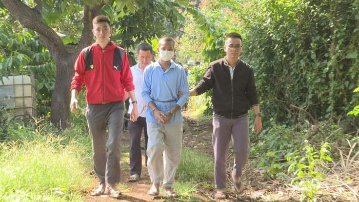  Sau chầu nhậu, thiếu niên sát hại chú họ: Mâu thuẫn từ khoản tiền 200.000 đồng, Y.W.K (16 tuổi, huyện Buôn Đôn, tỉnh Đắk Lắk) đã ra tay sát hại chú họ là ông Y Kiêm Byă (50 tuổi, ngụ xã Hòa Xuân, TP Buôn Ma Thuột, tỉnh Đắk Lắk) sát hại nạn nhân, cướp tài sản sau khi cả 2 uống hết 4 lít rượu. Ngày 5/12, Công an tỉnh Đắk Lắk cho biết đang tạm giữ Y.W.K để điều tra, làm rõ. 