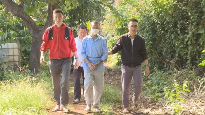  Sau chầu nhậu, thiếu niên sát hại chú họ: Mâu thuẫn từ khoản tiền 200.000 đồng, Y.W.K (16 tuổi, huyện Buôn Đôn, tỉnh Đắk Lắk) đã ra tay sát hại chú họ là ông Y Kiêm Byă (50 tuổi, ngụ xã Hòa Xuân, TP Buôn Ma Thuột, tỉnh Đắk Lắk) sát hại nạn nhân, cướp tài sản sau khi cả 2 uống hết 4 lít rượu. Ngày 5/12, Công an tỉnh Đắk Lắk cho biết đang tạm giữ Y.W.K để điều tra, làm rõ. 