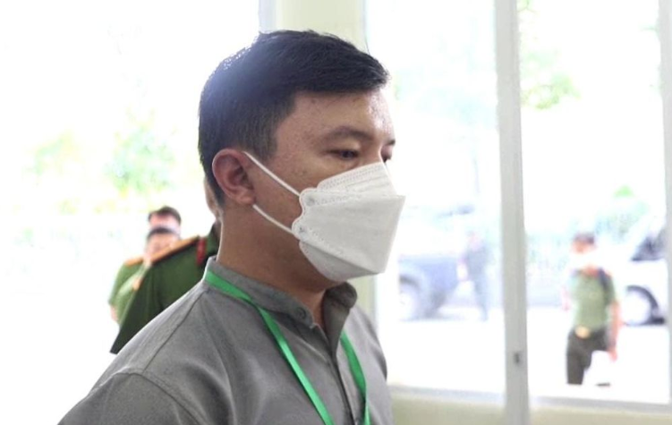 Còn bị can Huỳnh Công Tân, là Trưởng phòng Truyền thông của Công ty CP Đại Nam nhưng xuyên suốt khoảng thời gian bà Hằng tổ chức các buổi livestream, người này có vai trò là thư ký, MC dẫn chương trình để dẫn dắt câu chuyện theo hướng có nội dung xúc phạm, nhục mạ người khác. Ông Tân còn sử dụng hình ảnh, các clip trên tài khoản Youtube cá nhân có chèn phần bình luận của mình vào, có nội dung thô tục, xúc phạm nặng nề những người khác. 