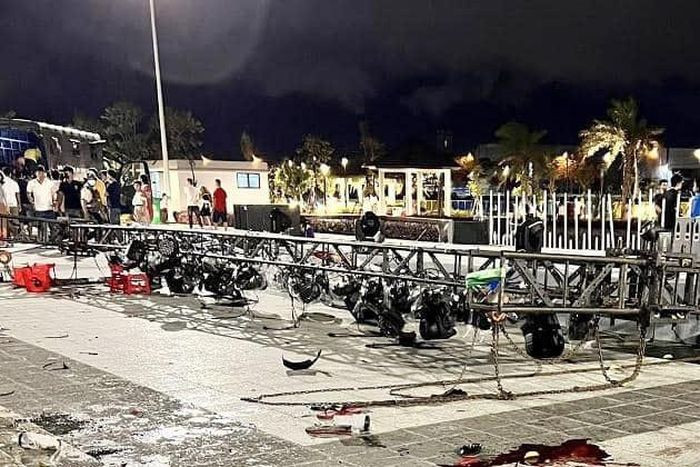  Nguyên nhân sập dàn đèn sân khấu nhạc nước ở Bình Dương: Ngày 4/12, đại diện Công an TP Thủ Dầu Một (Bình Dương) cho biết nguyên nhân ban đầu vụ sập dàn đèn sân khấu nhạc nước tại công viên Hòa Lợi, phường Hòa Phú, do thời tiết xấu, mưa to và gió giật mạnh. Vụ tai nạn khiến 6 người bị thương phải nhập viện cấp cứu. Đến hôm nay, 4 người sức khỏe ổn định, xuất viện. 2 người còn lại đang được chăm sóc y tế tại bệnh viện.