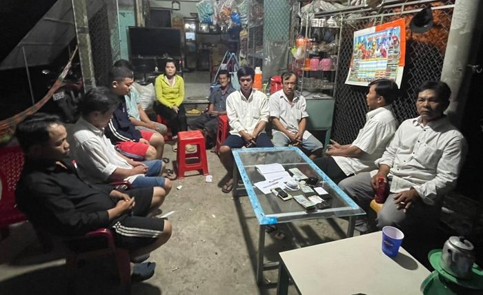  Người phụ nữ tổ chức cá độ World Cup 2022 tại tiệm tạp hóa: Ngày 4/12, Công an tỉnh Vĩnh Long đã lập hồ sơ xử lý Trần Thị Thanh Tuyền (40 tuổi, ở TP.HCM) và 10 người khác về hành vi đánh bạc. Cảnh sát đã tạm giữ các tang vật liên quan và số tiền hơn 68 tỷ đồng. Những người liên quan thừa nhận Tuyền là người đứng ra tổ chức. Họ tham gia cá độ bóng đá và đang thực hiện cá cược ở các trận Hà Lan, Argentina và Brazil.