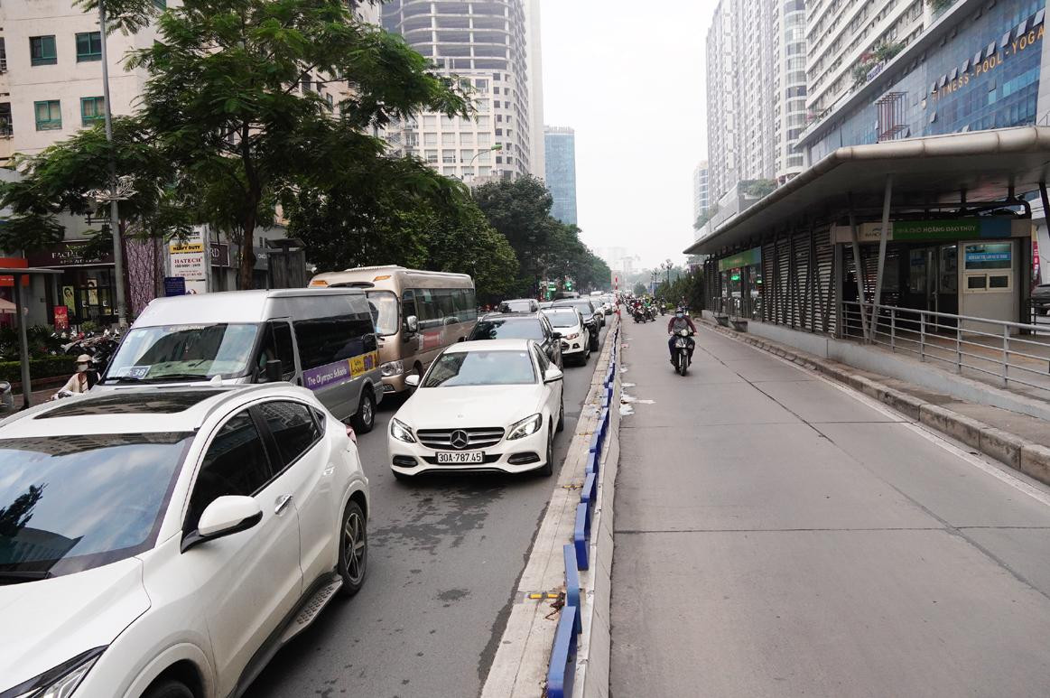 Chuyen “trai nguoc” rong ra o tuyen duong BRT
