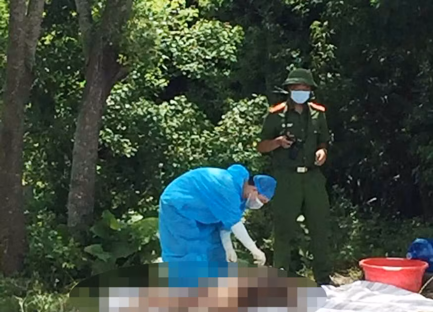 Khám nghiệm hiện trường, công an tìm thấy giấy tờ tùy thân và nhanh chóng làm rõ nạn nhân là anh Vũ Văn Q (quê huyện Đông Hưng, Thái Bình). Mặc dù trên quần áo của nạn nhân không có vết rách nhưng khi kiểm tra bên trong, Công an phát hiện anh Q bị nhiều vết thương, bầm tím ở phần đầu, phần lưng do vật tày tác động, riêng ở phần ức có một vết đâm sâu. Đây có thể là đòn chí mạng cướp đi mạng sống của anh Q. (Ảnh minh họa, nguồn ảnh Iternet) 