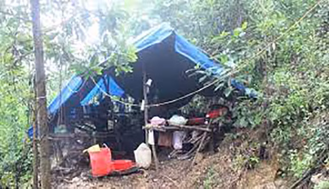 Theo đó, khi làm ăn ở Lào Cai, anh Q vô tình quen biết với Mẩy, vợ Sếnh. Sếnh biết vợ mình và anh Q nhiều lần hẹn gặp nhau ở nhà nghỉ. Cay cú, Sếnh dùng con để ép Mẩy phải mời anh Q đến căn lán tại bản Châu Giàng. Lấy lý do ăn uống và bàn chuyện làm ăn, Mẩy đã hẹn anh Q tới đây. Sếnh rủ thêm 1 người cháu họ đến giúp sức. (Ảnh minh họa, nguồn ảnh Iternet) 