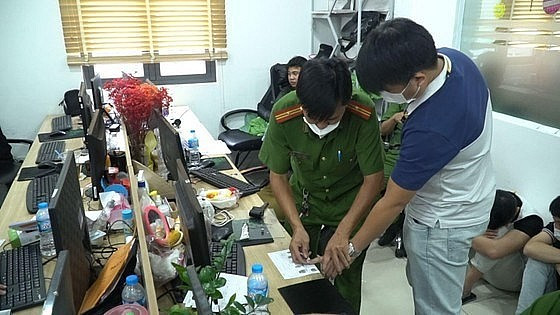 Hiện nay, ngoài những người bị khởi tố, Công an quận 12 còn mở rộng điều tra, thu thập tài liệu, chứng cứ để xử lý đối với ban lãnh đạo công ty trên. Thượng tá Dương Đình Lập - Phó trưởng Công an quận 12, cho biết, công ty luật này có số lượng nhân viên rất lớn, nhưng chỉ có 3 người có bằng luật sư. 