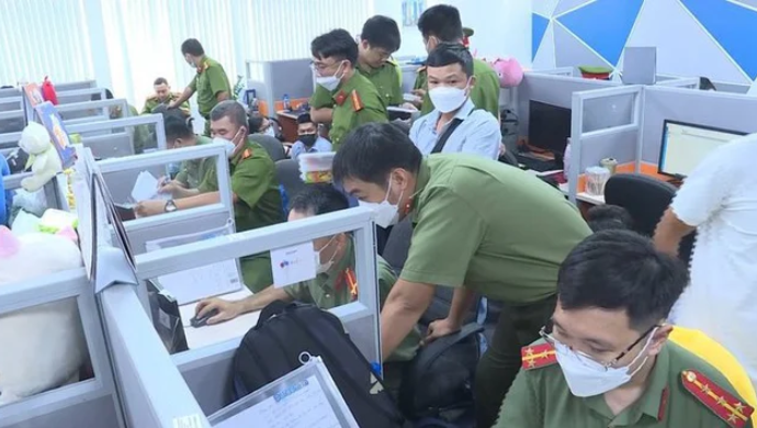 Các nhân viên đòi nợ theo 3 cấp độ. Cấp độ thấp nhất là nhắc nợ với việc nhắn tin bình thường, cấp độ 2 nhắn tin đe dọa, cấp độ thứ 3 là cắt ghép hình ảnh nhạy cảm. Trong đó, nhóm này không chỉ cắt ghép hình ảnh con nợ, mà còn có những người thân, đồng nghiệp và những người thân quen của con nợ để khủng bố. 