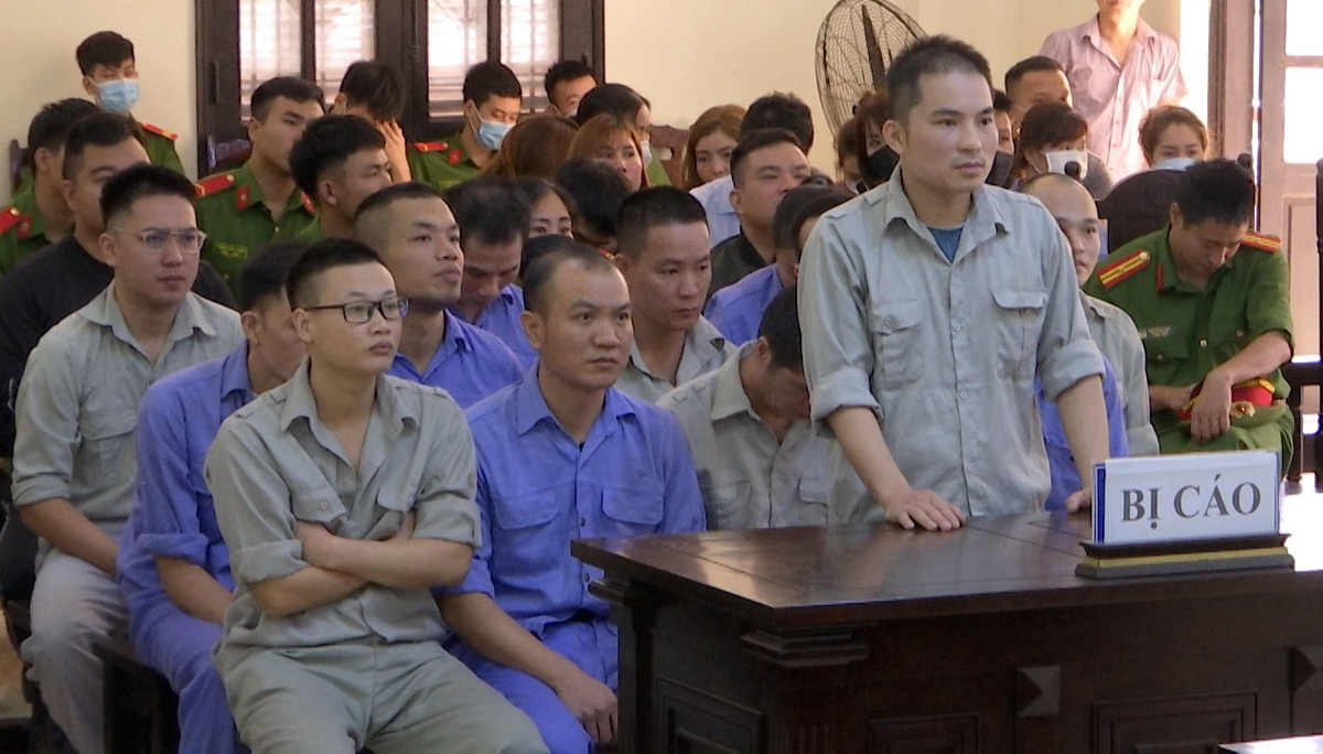 Cuối tháng 10 vừa qua, TAND tỉnh Phú Thọ đã mở phiên xét xử sơ thẩm vụ án hình sự “Lừa đảo chiếm đoạt tài sản”, “Cưỡng đoạt tài sản”, “Cho vay lãi nặng trong giao dịch dân sự”, “Sử dụng tài liệu giả của cơ quan, tổ chức” và “Đánh bạc”. Liên quan đến tất cả các tội danh ấy, kẻ giữ vai trò chủ mưu, cầm đầu, là Nguyễn Anh Tuấn (SN 1989, HKTT xã Hanh Cù, huyện Thanh Ba, tỉnh Phú Thọ - biệt danh Tuấn “tồ). Tuấn bị tuyên phạt 27 năm tù cho 5 tội danh đã bị truy tố, 15 bị cáo còn lại bị tuyên phạt từ 7 đến hơn 20 năm tù. (Ảnh: Bảo vệ và Pháp luật) 