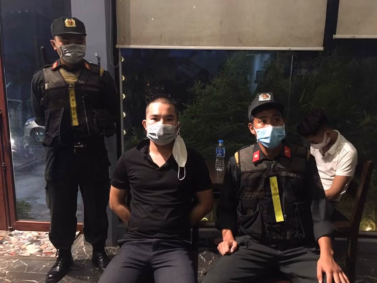 Đối với những người có nhu cầu thuê xe ô tô, đến hẹn trả xe, các đối tượng tắt máy điện thoại; lấy lý do trì hoãn không gặp để nhận lại xe, người thuê xe không thể trả được, phải mang xe về nên bị phạt mất tiền đặt cọc và buộc phải thanh toán thêm các khoản chi phí phát sinh. 