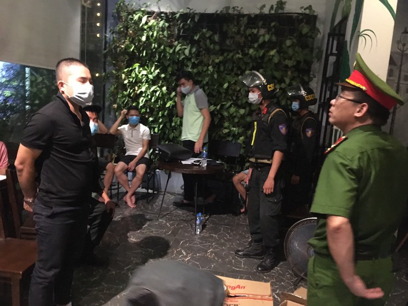 Trung tuần tháng 9/2021, Nguyễn Anh Tuấn đã đánh bạc bằng hình thức nhận số lô, số đề qua tin nhắn điện thoại với Nguyễn Việt Tuấn và Bùi Hoàng Long; tổng số tiền hơn 9 triệu đồng. Trước đó, từ tối 1 đến ngày 2/9/2021, tại nhà ở của Nguyễn Công Chiển (Thanh Ba, tỉnh Phú Thọ), Nguyễn Anh Tuấn đã cùng với Phạm Hải Hoàng, Nguyễn Tiến Hưng đã cưỡng đoạt tài sản của vợ chồng anh Nguyễn, với số tiền 17 triệu đồng...