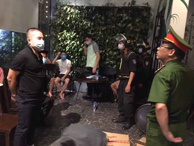 Trung tuần tháng 9/2021, Nguyễn Anh Tuấn đã đánh bạc bằng hình thức nhận số lô, số đề qua tin nhắn điện thoại với Nguyễn Việt Tuấn và Bùi Hoàng Long; tổng số tiền hơn 9 triệu đồng. Trước đó, từ tối 1 đến ngày 2/9/2021, tại nhà ở của Nguyễn Công Chiển (Thanh Ba, tỉnh Phú Thọ), Nguyễn Anh Tuấn đã cùng với Phạm Hải Hoàng, Nguyễn Tiến Hưng đã cưỡng đoạt tài sản của vợ chồng anh Nguyễn, với số tiền 17 triệu đồng...