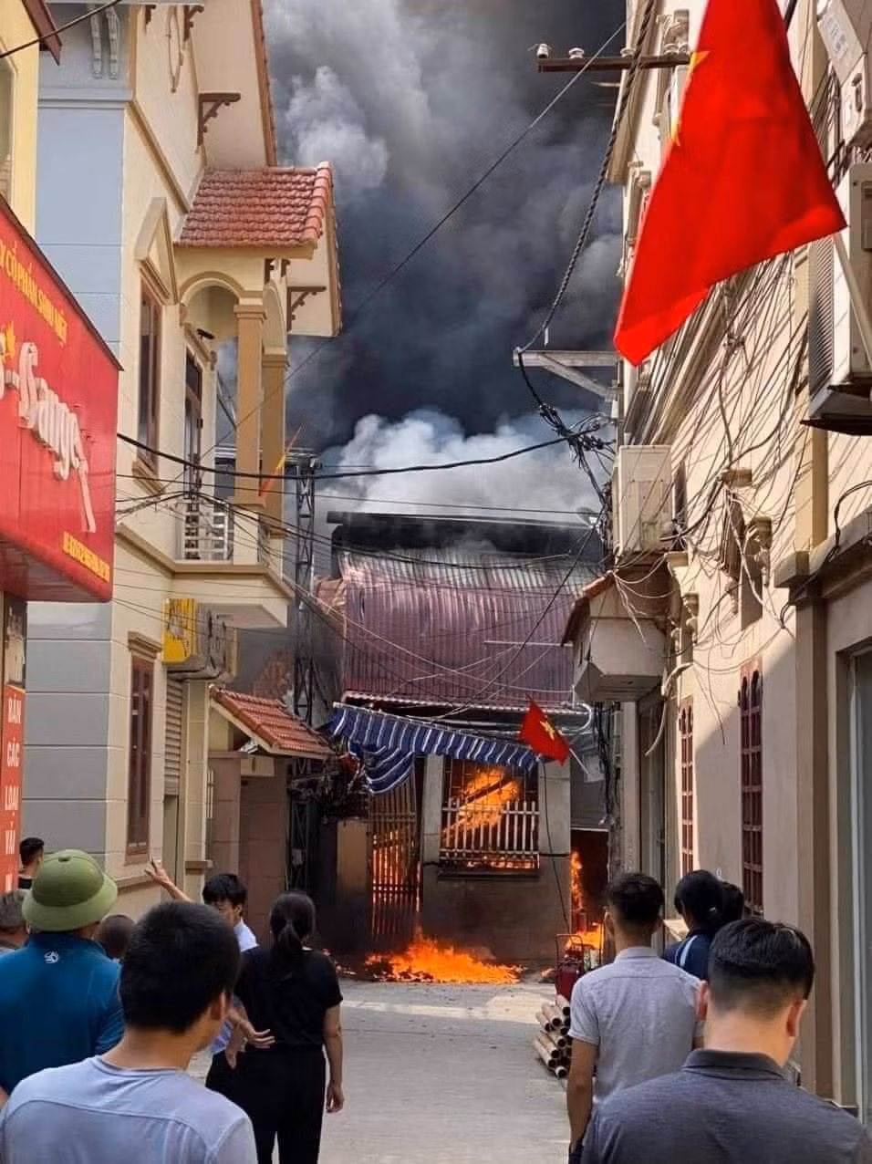 Ngay khi tiếp nhận được thông tin ban đầu, Trung tâm Thông tin Chỉ huy Công an Thành phố đã điều động 01 xe chỉ huy chữa cháy, 02 xe chữa cháy của Công an huyện Thường Tín tới hiện trường triển khai chữa cháy.