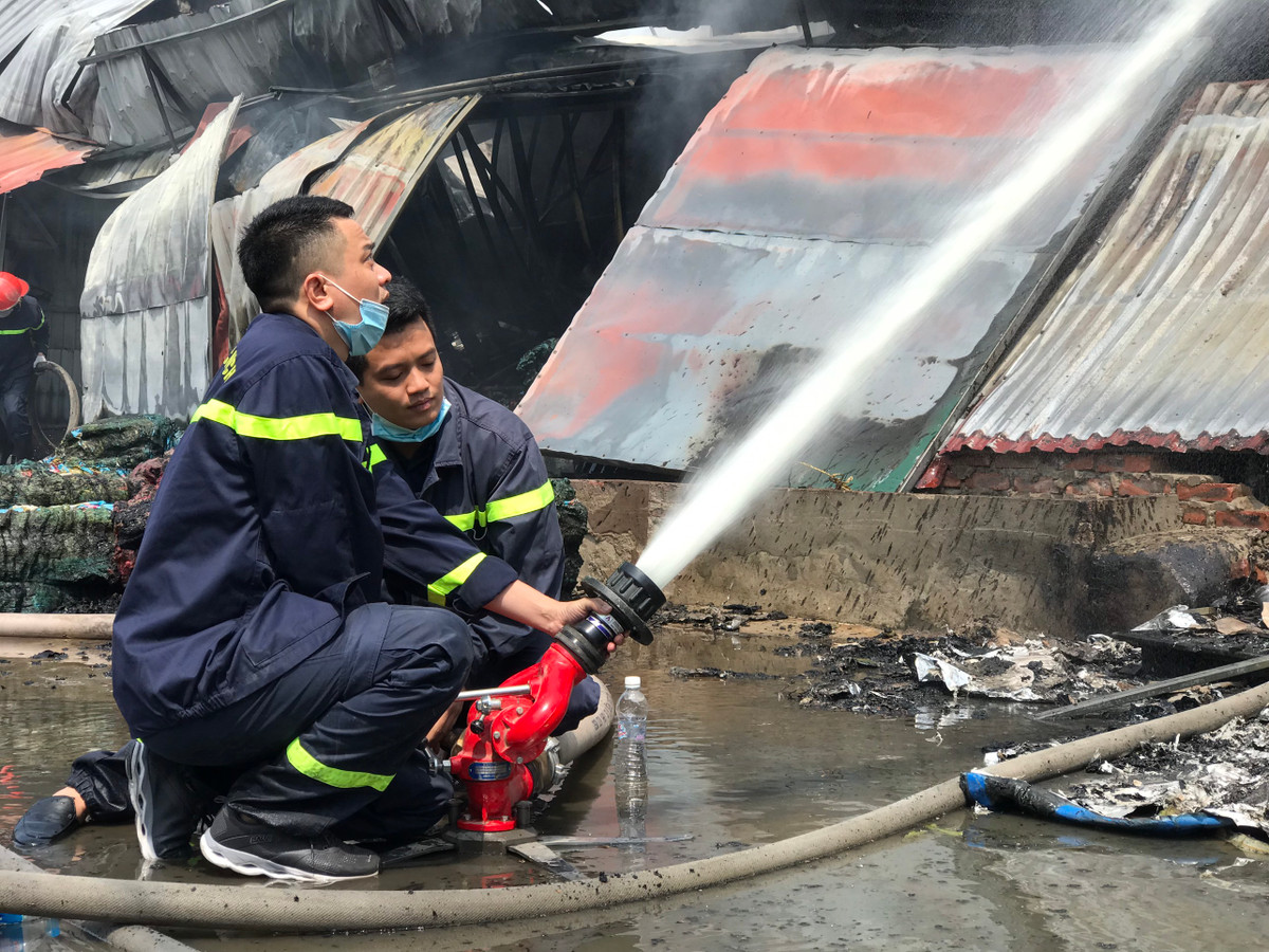 Sau một thời gian nỗ lực triển khai chữa cháy, đến 9h35, cùng ngày, đám cháy đã được lực lượng Cảnh sát PCCC&amp;CNCH dập tắt hoàn toàn, bảo vệ không để ngọn lửa cháy lan sang các hộ kinh doanh và nhà dân lân cận. Theo thống kê ban đầu, tổng diện tích xảy cháy khoảng gần 300m2.