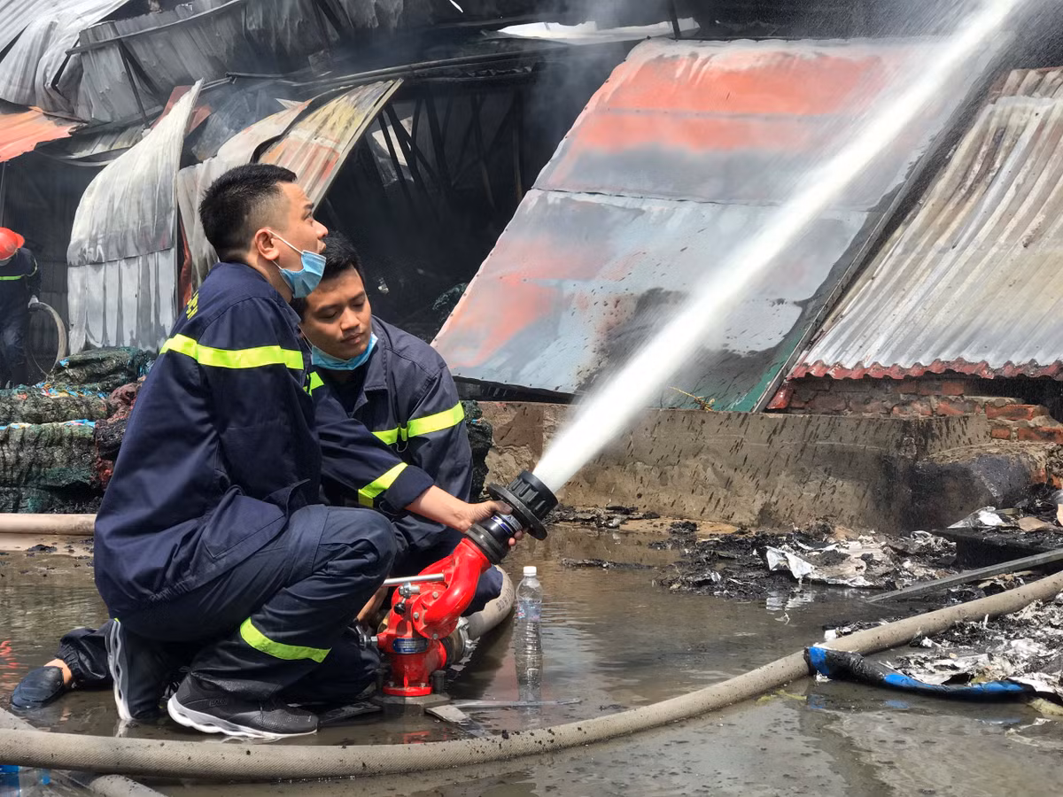 Sau một thời gian nỗ lực triển khai chữa cháy, đến 9h35, cùng ngày, đám cháy đã được lực lượng Cảnh sát PCCC&amp;CNCH dập tắt hoàn toàn, bảo vệ không để ngọn lửa cháy lan sang các hộ kinh doanh và nhà dân lân cận. Theo thống kê ban đầu, tổng diện tích xảy cháy khoảng gần 300m2.