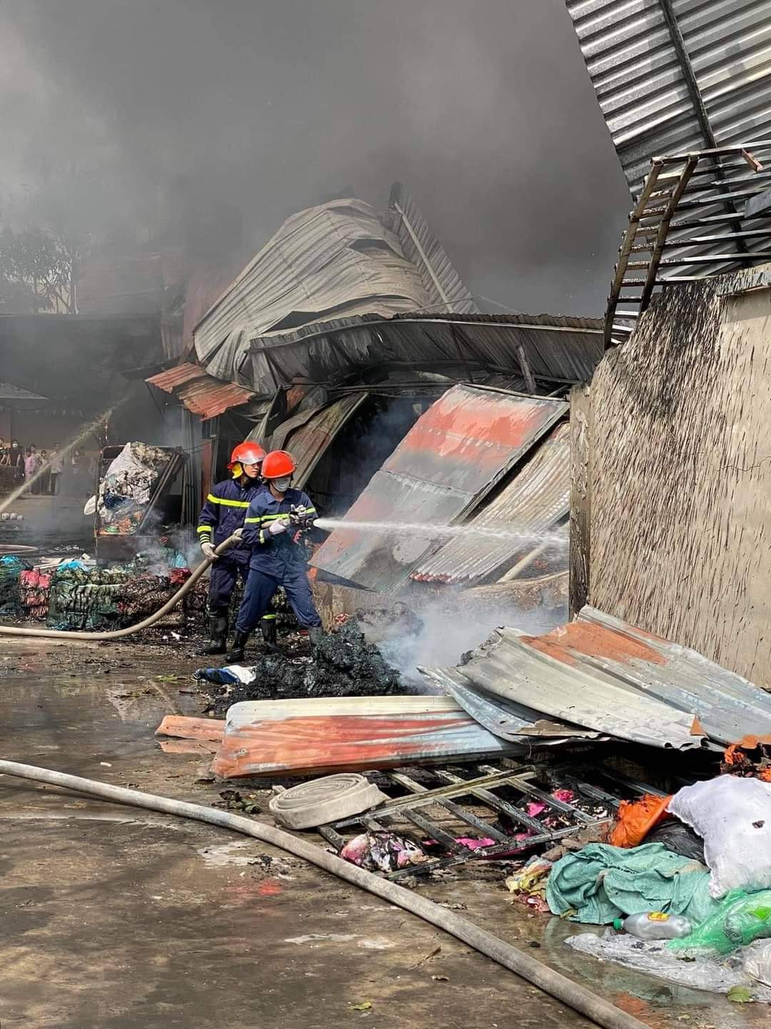 Thời điểm tiếp cận hiện trường, đám cháy đã phát triển mạnh và gây cháy cho 04 hộ kinh doanh.