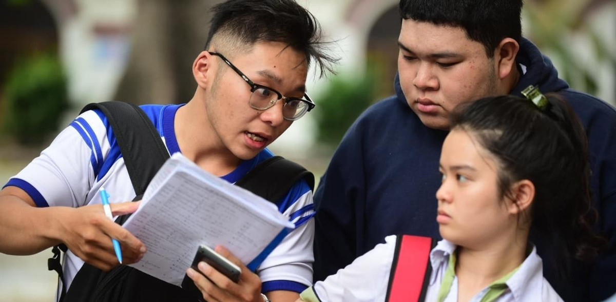 Bộ Giáo dục và Đào tạo yêu cầu đơn vị cung cấp dịch vụ bố trí tổng đài hỗ trợ (1800 8000 nhánh số 2) gồm 34 bàn trực theo yêu cầu hỗ trợ 24/7 để hướng dẫn thí sinh với số lượng hỗ trợ viên đã được tập huấn nghiệp vụ tăng 50% so với năm trước; yêu cầu chủ động giám sát số lượng truy cập và chuẩn bị phương án, chuẩn bị thiết bị dự phòng, bổ sung kịp thời khi hệ thống có nguy cơ xảy ra tắc nghẽn.