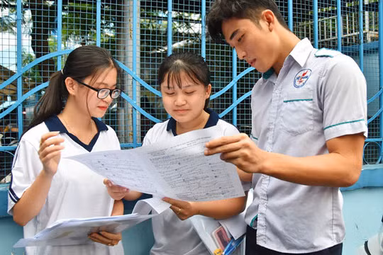 Việc đăng ký xét công nhận tốt nghiệp THPT được thực hiện theo hình thức trực tiếp tại trường phổ thông (đối với thí sinh đang học lớp 12 năm học 2021-2022) hoặc tại đơn vị đăng ký dự thi do Sở Giáo dục và Đào tạo quy định (đối với thí sinh tự do chưa tốt nghiệp THPT). Khi nộp Phiếu đăng ký xét công nhận tốt nghiệp, thí sinh phải nộp đầy đủ minh chứng liên quan đến các thông tin được hưởng ưu tiên, khuyến khích (nếu có).