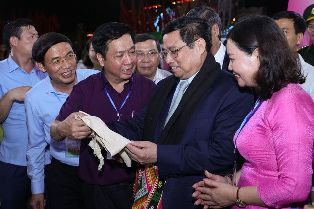 Thu tuong Pham Minh Chinh doi thoai voi nong dan Viet Nam