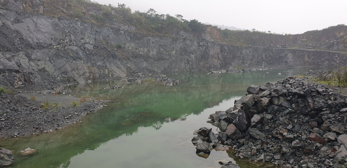 Quá trình vận chuyển đá còn sử dụng nhiều xe quá khổ, quá tải trở đầy làm rơi đá ra đường, ảnh hưởng đến chất lượng đường giao thông, tình trạng phóng nhanh vượt ẩu còn xảy ra, gây mất ATGT, bức xúc trong nhân dân.