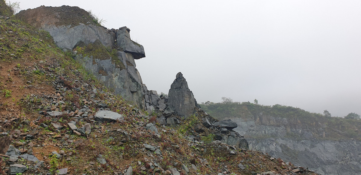 Ông Đinh Ngọc Sơn - Chủ tịch UBND xã Phú Mãn, huyện Quốc Oai cho biết, người dân phản ánh về tình trạng ô nhiễm môi trường, nguồn nước do bụi bẩn trong quá trình Công ty Thuận Phát sản xuất, vận hành máy bụi đá bay tràn xuống khu dân cư gây ảnh hưởng đến sức khỏe. Những hộ dân sống quanh mỏ, nhà cửa thường có lớp bụi phủ, gây các bệnh như đau mắt, hô hấp và các bệnh khác.