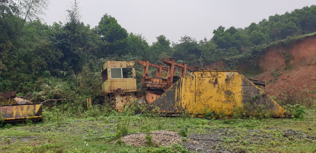 Hiện toàn bộ hệ thống nghiền, vận chuyển đá đã hoen gỉ, đứt gãy và nằm vất vưởng bên các sườn núi đá treo leo.