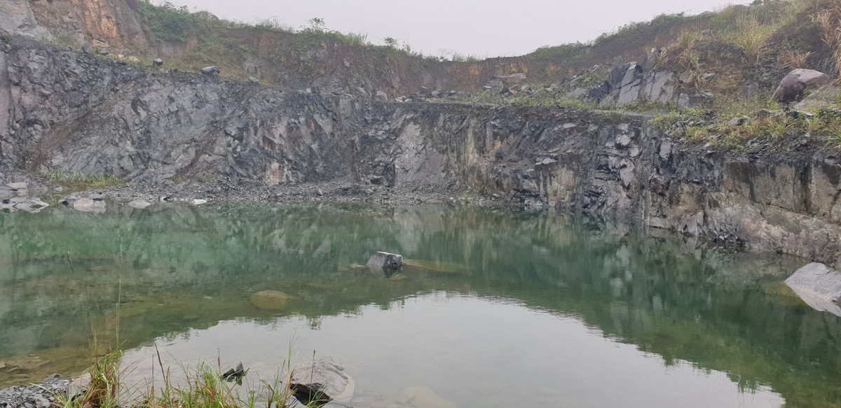 Thậm chí, sau nhiều lần đốc thúc, cuối năm 2021, công ty Thuận Phát gửi hồ sơ đóng cửa mỏ đến Sở TNMT Hà Nội. Nhưng khi kiểm tra thì xét hồ sơ chưa đầy đủ nên Sở TNMT yêu cầu công ty bổ sung. Dù vậy, công ty Thuận Phát "lẩn như Chạch" cho đến nay không nộp lại.