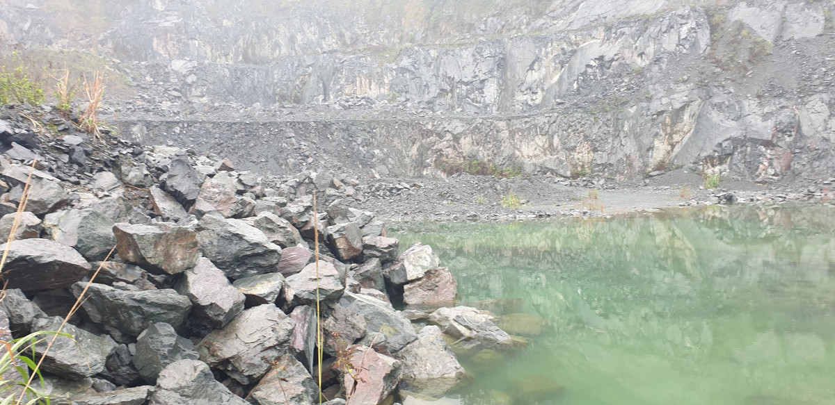 Trước đây, khi thực hiện khai thác, Công ty TNHH một thành viên Đầu tư xây dựng khai thác mỏ Thuận Phát tiến hành nổ mìn thường không thông báo tới người dân quanh khu vực mỏ; vị trí, thời gian nổ mìn nguy cơ mất an toàn rất cao.