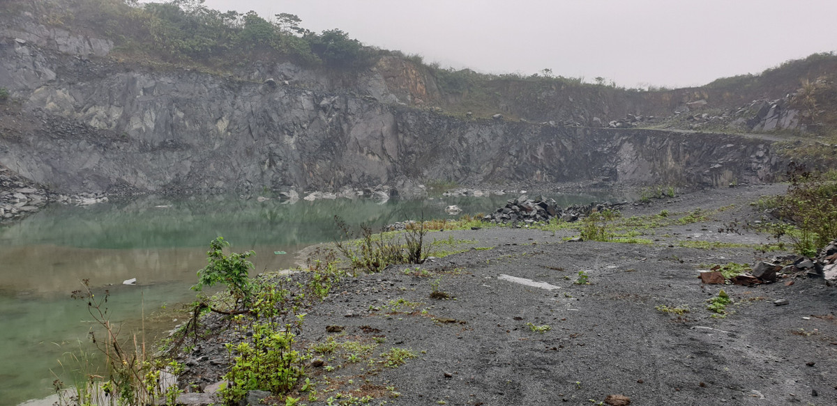 Ghi nhận của PV Báo Tri thức và Cuộc sống, sau hậu khai thác, trên đỉnh mỏ đá của Công ty TNHH một thành viên Đầu tư xây dựng khai thác mỏ Thuận Phát xuất hiện hố nước ngập sâu chừng 10 mét, rộng gần 200 m2 không được rào chắn an toàn và không thực hiện nghĩa vụ hoàn thổ, cải tạo môi trường. Toàn bộ diện tích mỏ đá nay đã được người dân tận dụng chăn thả gia súc, gia cầm.