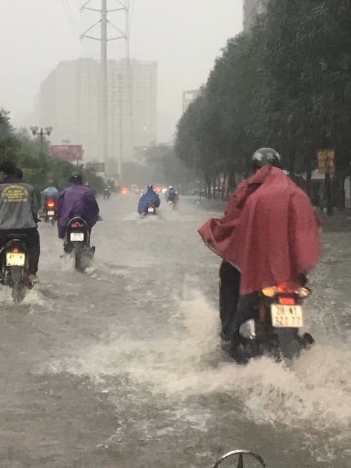 Nhiều người vẫn bấp chấp di chuyển vào tuyến đường ngập sâu khiến phương tiện bị ngập nước, chết máy.