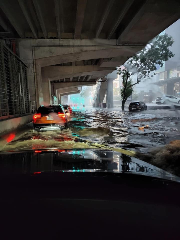 Nước mưa gây ngập úng tại tuyến đường Cầu Giấy.