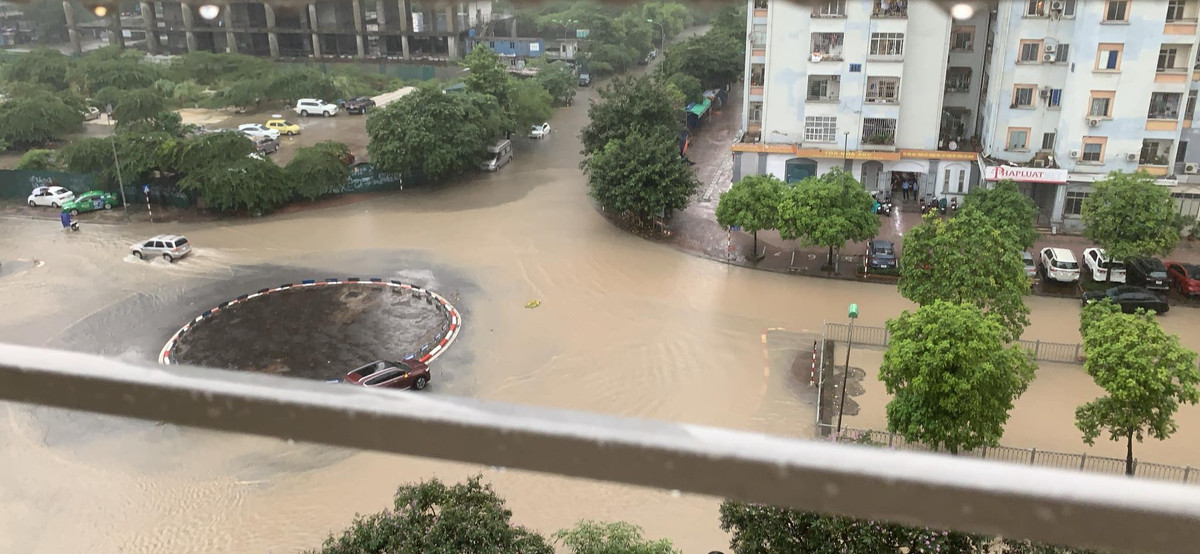 Nước mưa đục ngầu bủa vây các tuyến phố Hà Nội.