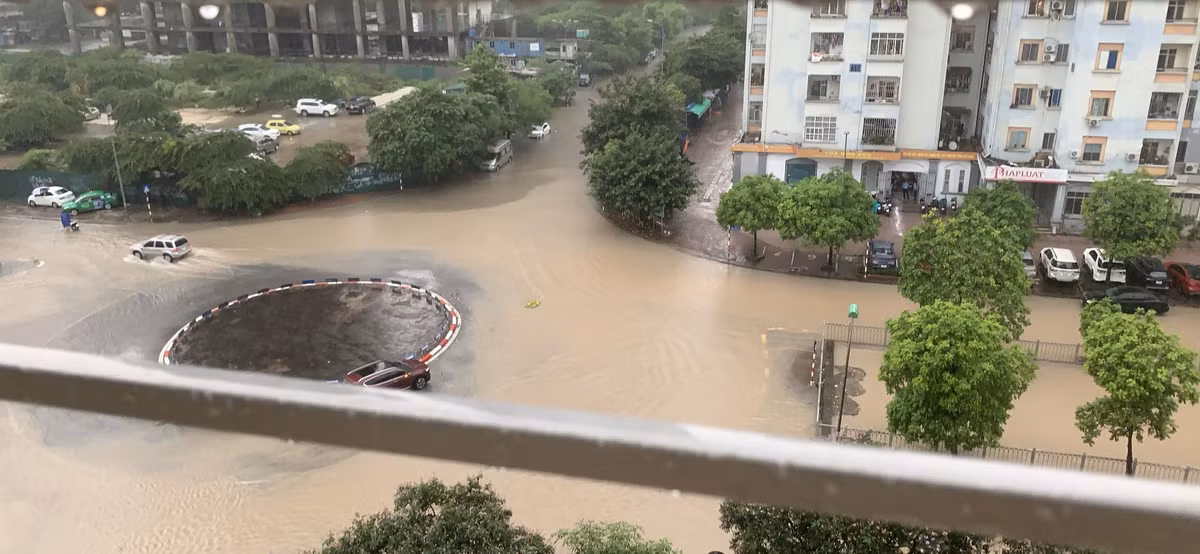 Nước mưa đục ngầu bủa vây các tuyến phố Hà Nội.