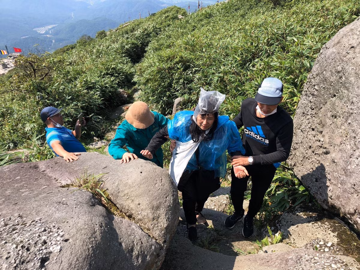 Địa hình Yên Tử - nơi người phụ nữ sống sót sau 7 ngày rơi xuống vực Dia hinh Yen Tu - noi nguoi phu nu song sot sau 7 ngay roi xuong vuc