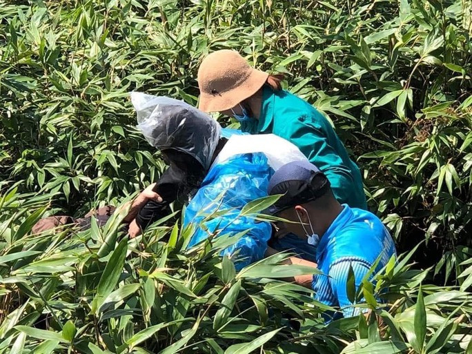 Ông Lê Tiến Dũng, Trưởng ban Quản lý di tích và rừng quốc gia Yên Tử, cho biết lúc được cứu, bà Liên đã mệt lả vì nhiều ngày thiếu thức ăn, nước uống. Bà vẫn giữ vé cáp treo và vé vãn cảnh Yên Tử từ ngày 27/4, tuy nhiên đã bị ướt. Nạn nhân được cõng xuống núi chăm sóc, hiện sức khỏe đã ổn định.