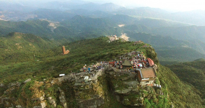 Địa hình khu A thấp dần từ Bắc (chùa Đồng) xuống Nam (chùa Lân), đã tạo nên cảnh quan hùng vĩ cho Danh thắng Yên Tử. Tuy nhiên, địa hình ở đây bị chia cắt khá mạnh, độ dốc trung bình từ 20-250, có nơi &gt;400.